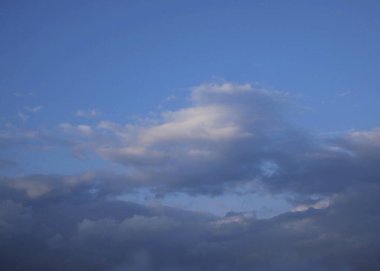 Beyaz bulutlu mavi gökyüzü