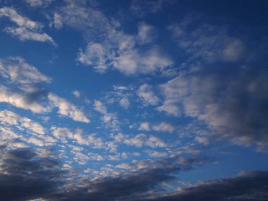 Kara Bulutlar ve Mavi Gökyüzü