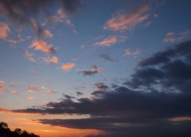 Güzel gün batımı gökyüzü bulutlu