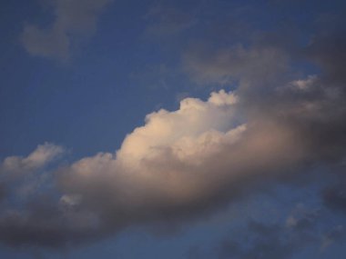 Beyaz bulutlu mavi gökyüzü