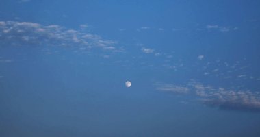 Gökyüzündeki beyaz bulutlar