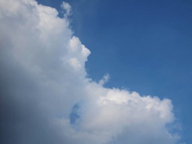 Mavi gökyüzü ve beyaz bulutlar