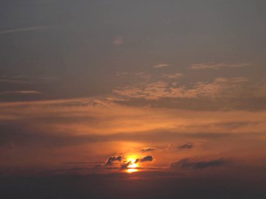 Güzel gün batımı gökyüzü bulutlu