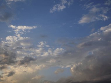 Güzel gün batımı gökyüzü bulutlu