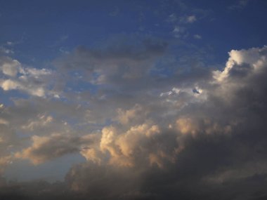 Bulutlu mavi gökyüzü, atmosfer