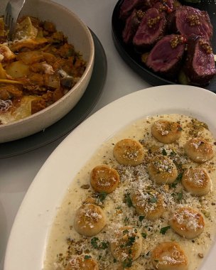 Peynirli ve sebzeli İtalyan pizzası.