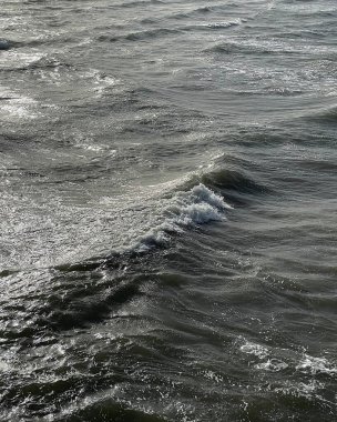 köpüklü deniz dalgaları, yakın çekim