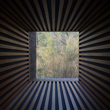 Bir evin çatısından pencere