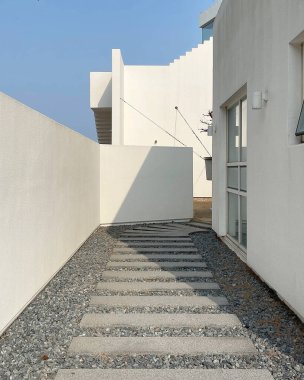 Kırsal binadaki modern evin dışında.