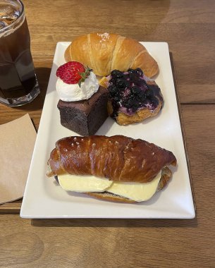 Kahve, ekmek ve kruvasanla kahvaltı.