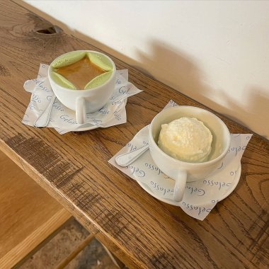 Bir fincan kahve ve bir bardak süt