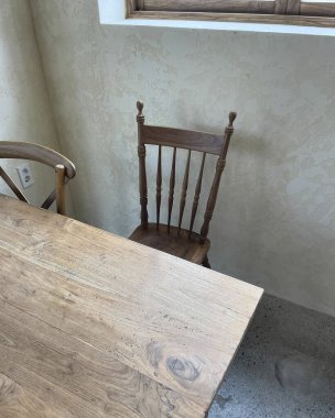 Odasında sandalye olan bir masa.