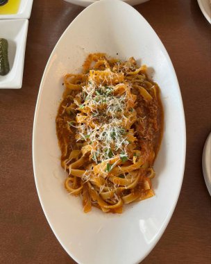 etli ve sebzeli makarna