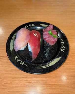 Suşi somon ve ton balığı ile