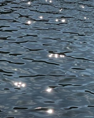 Nehirdeki dalgalı su yüzeyi dokusu