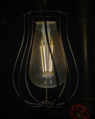 Siyah arkaplanda ampul