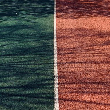 Çizgileri olan tenis kortu.