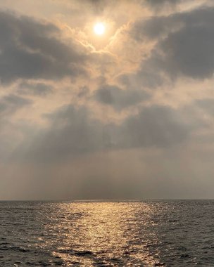 Denizin üzerinde güzel bir gün batımı