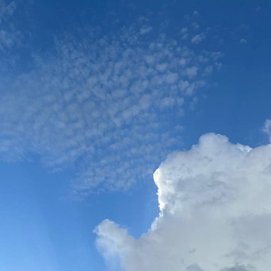 Gökyüzündeki beyaz bulutlar