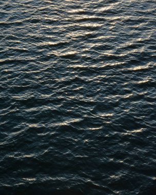 Su yüzeyi dokusu. Su dalgalanmalarının arkaplanı.
