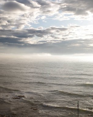 Denizin üzerinde güzel bir gün batımı