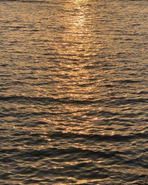 Denizin üzerinde güzel bir gün batımı