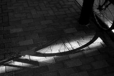 bir bisikletin siyah beyaz fotoğrafı