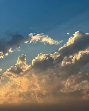 Akşam güneşinde güzel bir gökyüzü, gün batımında gökyüzü