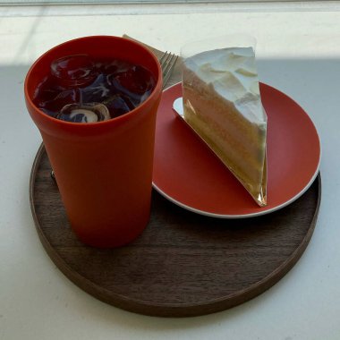 Tahta bir masada nefis ve taze kahve.