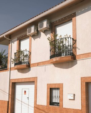 Modern bir binanın cephesi.