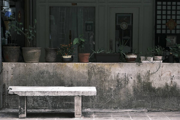 старая деревянная скамейка на улице