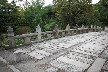 Parktaki eski ahşap köprü