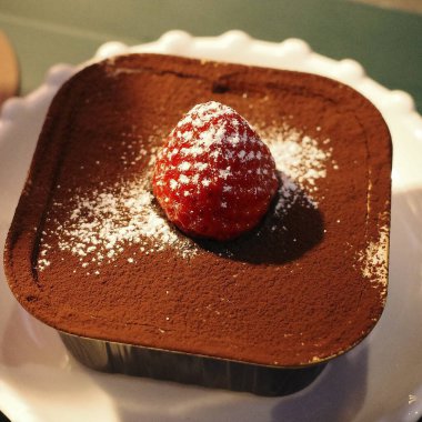 Kremalı ve kakaolu çikolatalı pasta.