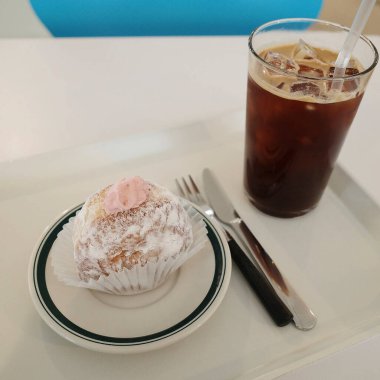 Kahve ve dondurma, yanında da kaşık.