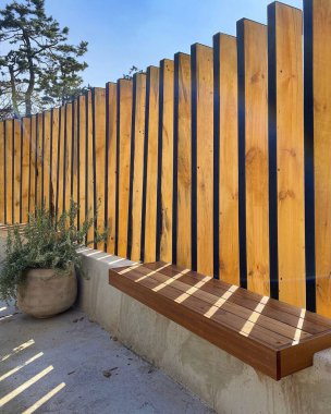 parkta boş ahşap tezgah