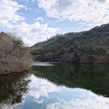 Dağlardaki güzel göl