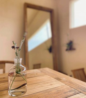 Çiçekli ve vazolu boş masa