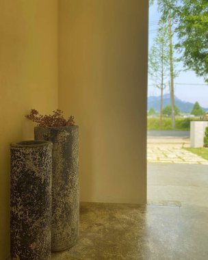 Pencereli ve çiçekli boş taş zemin