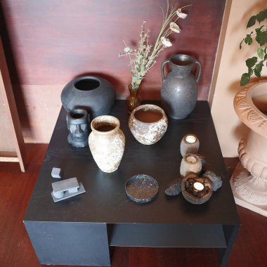 Eski ahşap masa ve bir fincan kahve.