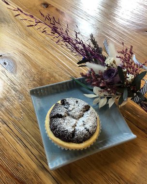 Çikolatalı pasta ve krema.