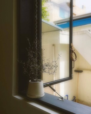 Modern bir apartmanın içinde.