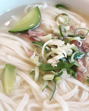 Tayland usulü erişte ve domuz eti.