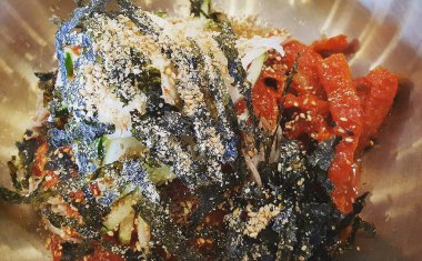 Sebzeli ve baharatlı kızarmış tavuk.