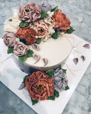 Masada güller olan güzel düğün pastası