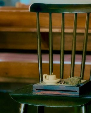 Mumlu eski bir antika masa.