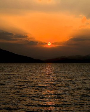 Gölün üzerinde güzel bir gün batımı