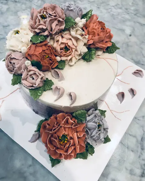 Masada güller olan güzel düğün pastası