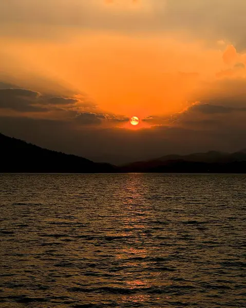 Gölün üzerinde güzel bir gün batımı