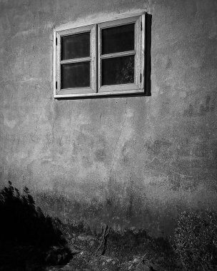 Şehirdeki eski pencere