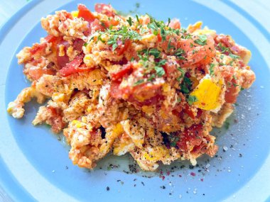 Domatesli ve soğanlı omlet.